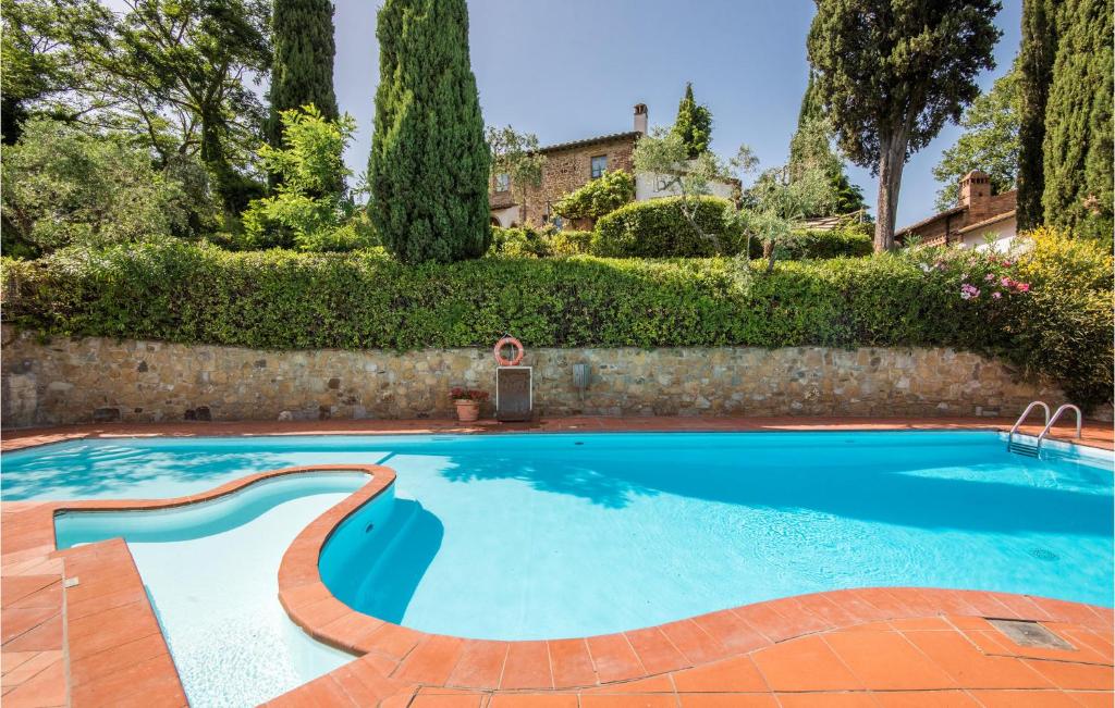 蒙塔约内Boccherini的一座带石墙的庭院内的游泳池