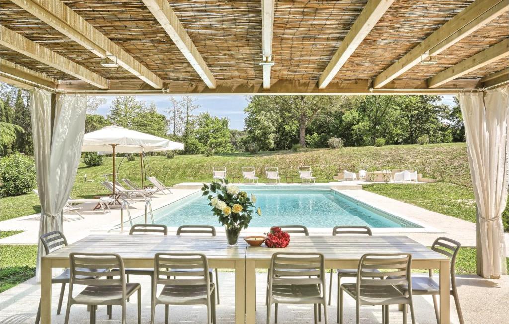 福利亚Villa Oleandro的一个带桌子和游泳池的庭院