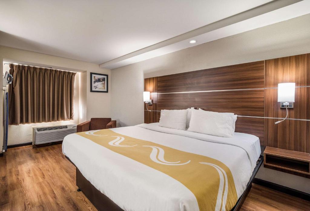 奥古斯塔Quality Inn & Suites Augusta Fort Eisenhower Area的一间设有大床和窗户的酒店客房