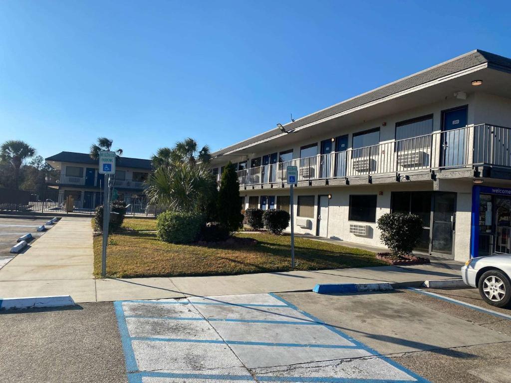 格尔夫波特Motel 6 Gulfport, MS Airport的大楼前的一个空停车位