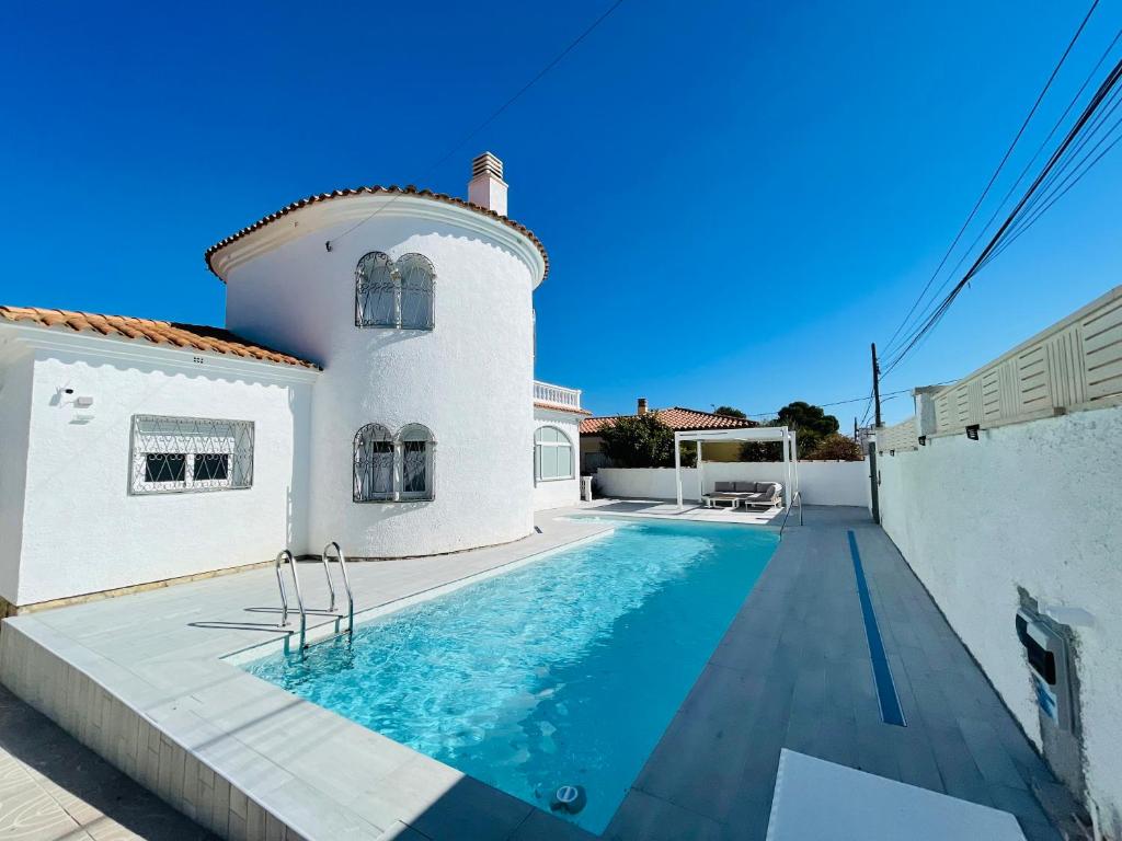 迈阿密普拉特亚Villa “Castellón“的别墅前设有游泳池