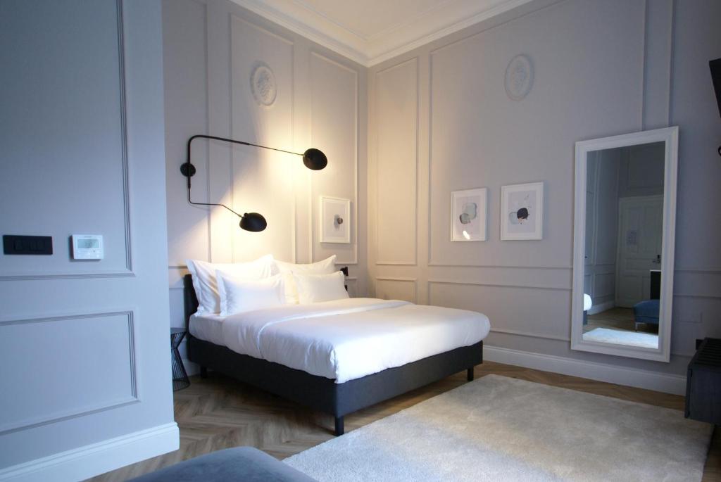萨格勒布Fingerprint Luxury Apartments 3的卧室配有白色的床和镜子