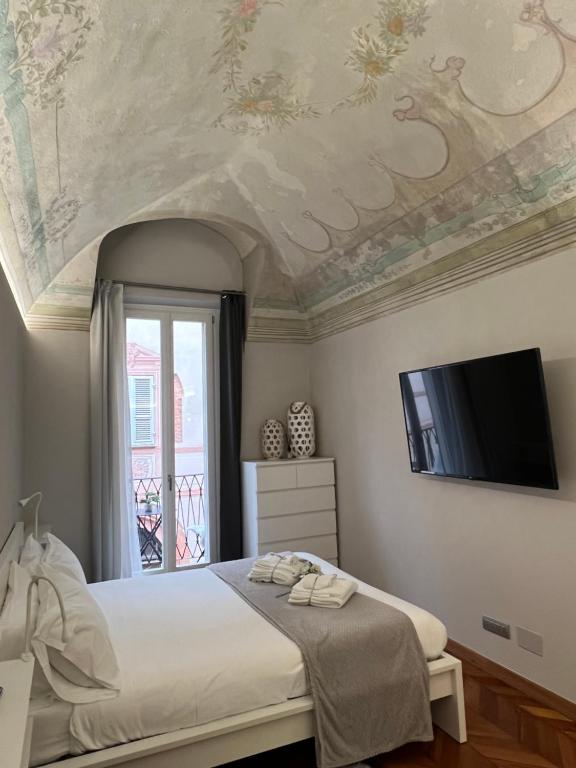 阿尔巴Arco Antico的一间卧室设有一张床,天花板上配有电视