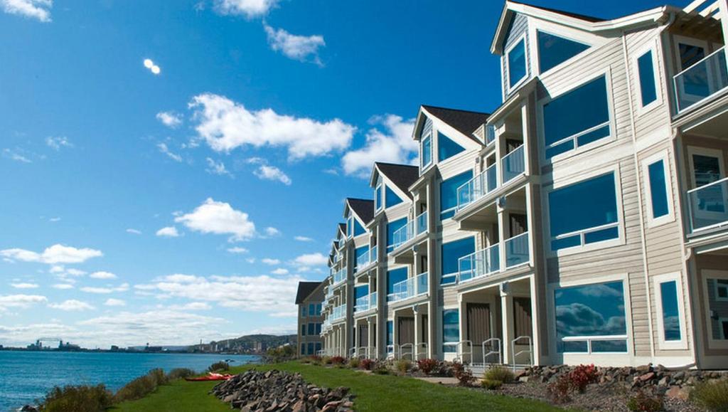 德卢斯Beacon Pointe on Lake Superior的享有水景的大型公寓大楼