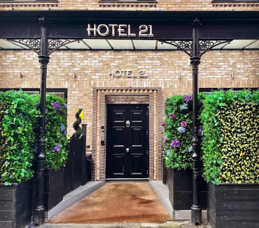 绍斯波特Hotel 21的黑色门和鲜花的酒店入口