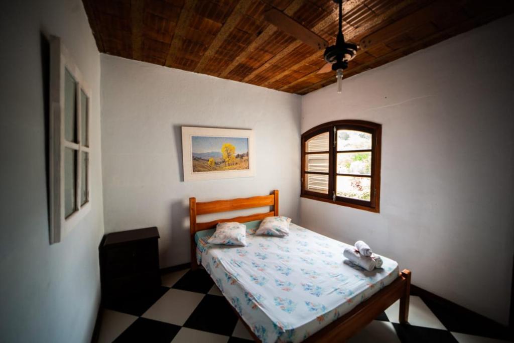 圣洛伦索Pousada do Ipê的一间卧室配有一张带 ⁇ 架地板的床