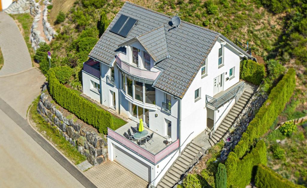 特里贝格Firstberg Perle的享有带绿色屋顶的大型白色房屋的顶部景致