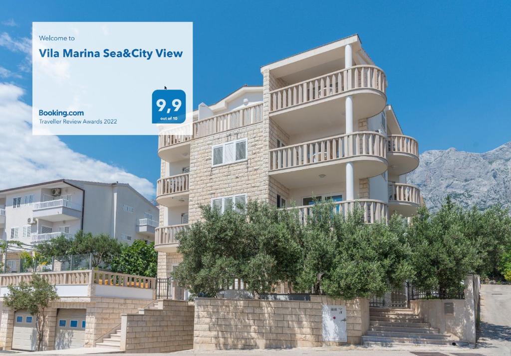 马卡尔斯卡Vila Marina Sea&City View的大楼前方设有楼梯的大型公寓楼