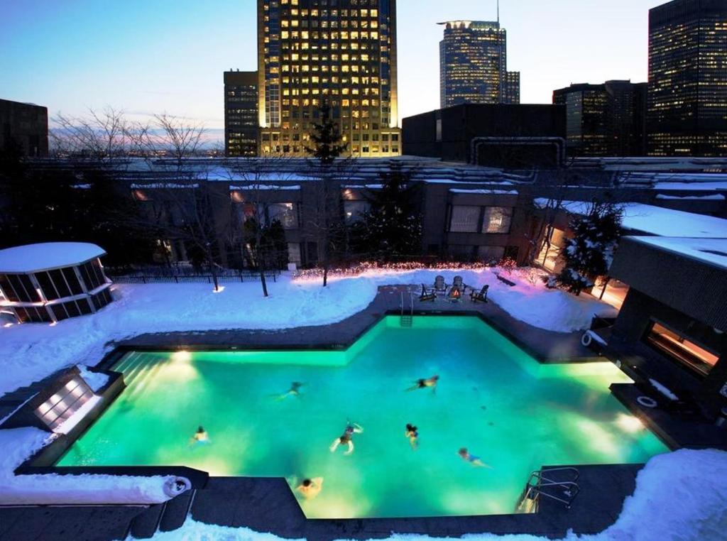 蒙特利尔蒙特利尔文德酒店的一座被雪覆盖的城市游泳池