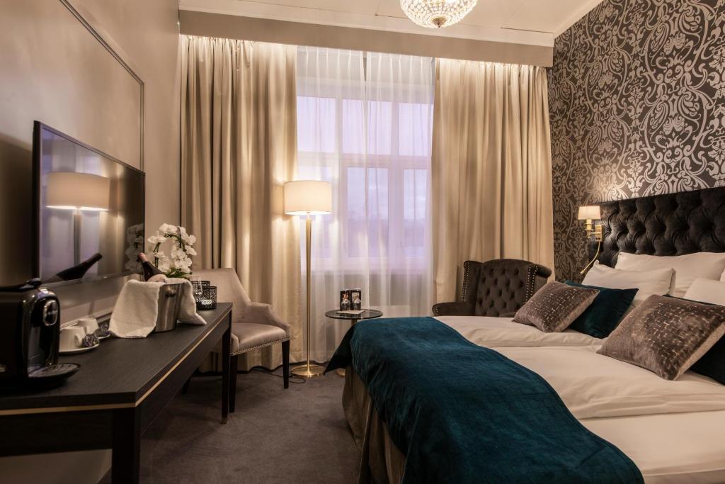 约维克约维克克拉丽奥连锁酒店的配有一张床、一张书桌和一扇窗户的酒店客房