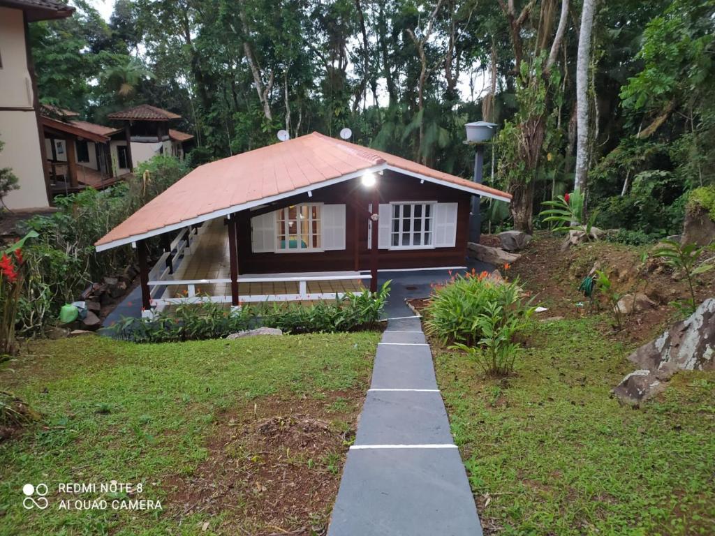 乌巴图巴UBATUBA, SP - BRASIL - PRAIA DO FELIX - Casa do Aconchego的前面有小路的小房子