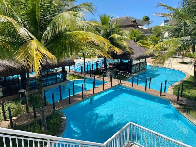 里约热内卢Barra da Tijuca Depto decorado en Exclusivo Resort的享有棕榈树大型游泳池的顶部景致