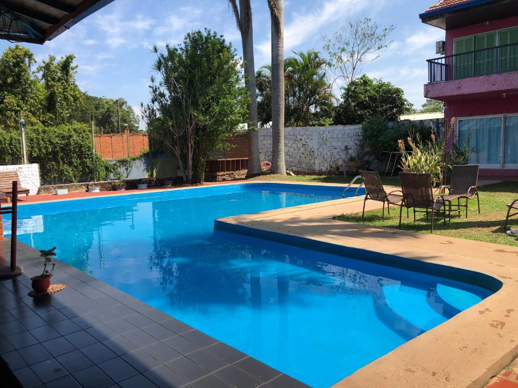 伊瓜苏港Guembe al Rio Hostel的庭院里的一个蓝色海水游泳池