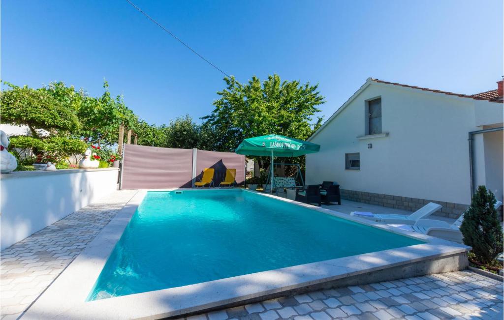 BajagićLovely Home In Bajagic With Kitchen的一座房子后院的游泳池
