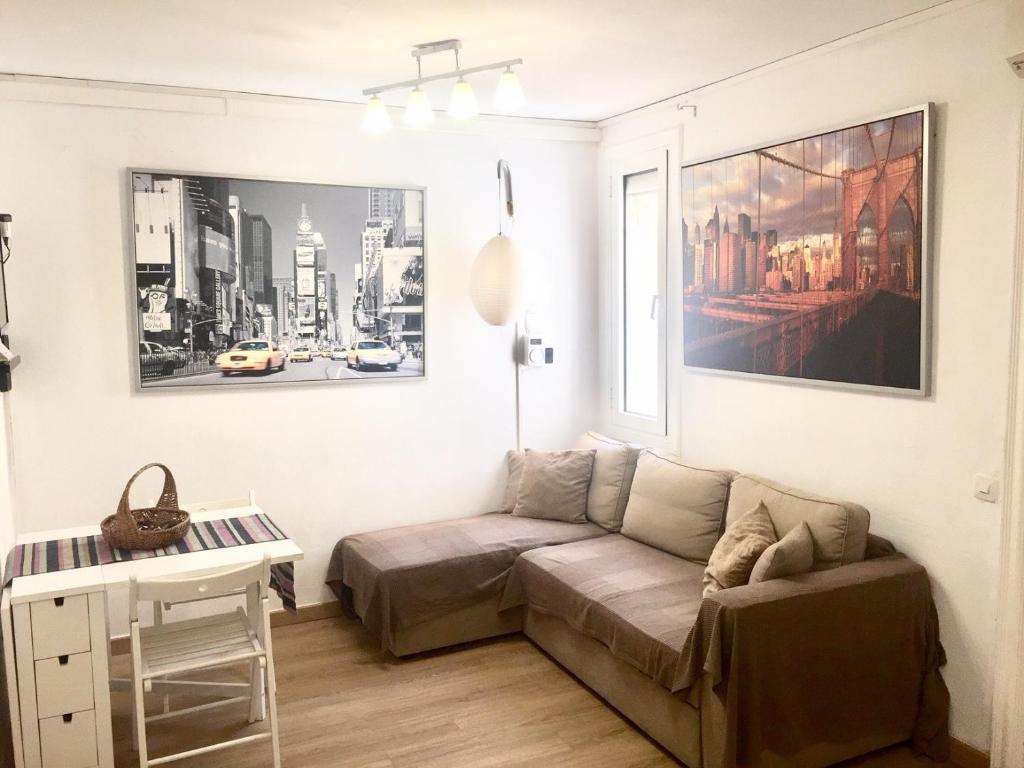 巴塞罗那阿普图卡特公寓的客厅配有沙发和桌子