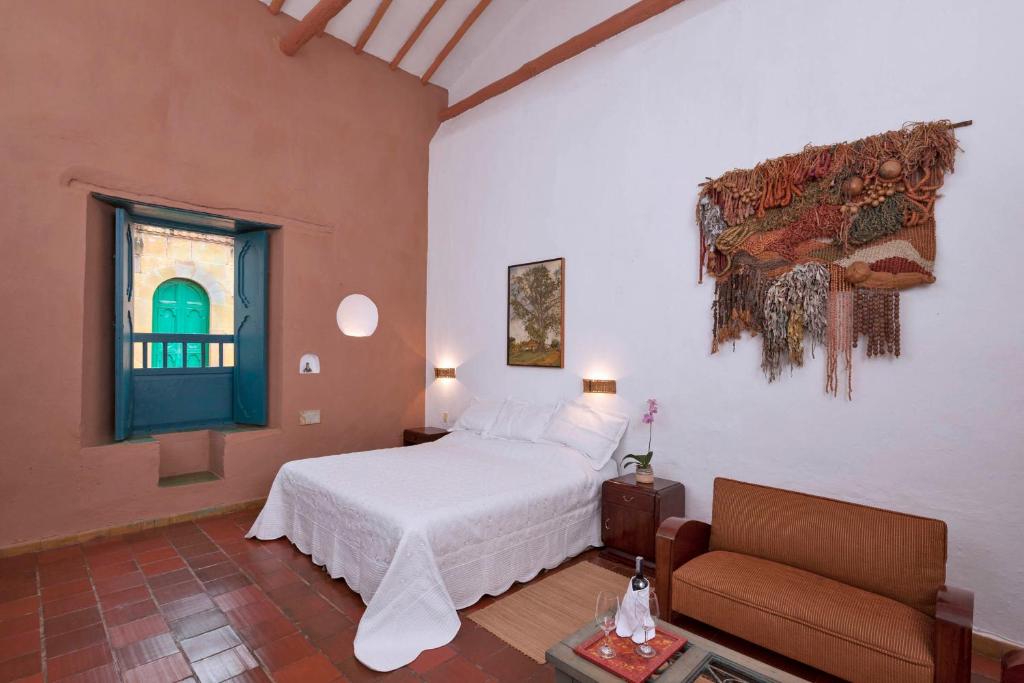 巴里查拉德尔坎帕纳里奥住宿加早餐旅馆的一间卧室配有一张床、一张沙发和一个窗口