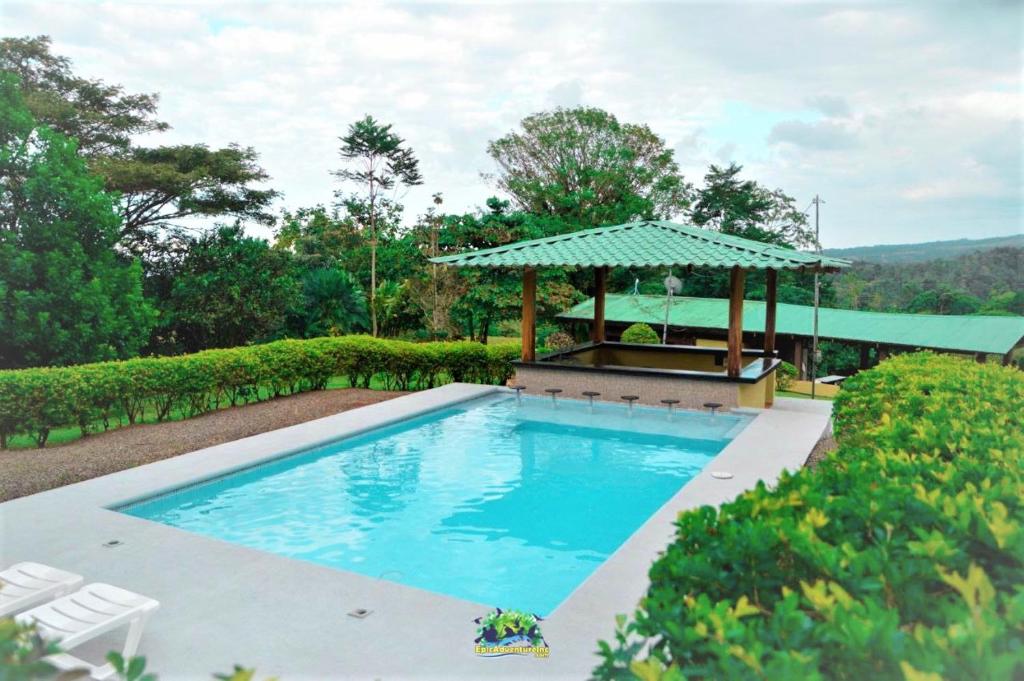San MiguelEpic Adventure Lodge的庭院内带凉亭的游泳池