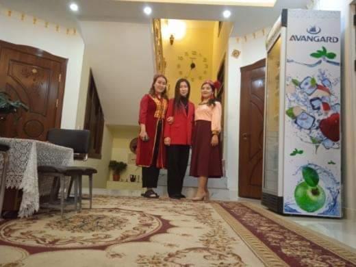 撒马尔罕Samarkand Сity Guest House的两个女人站在一个房间里,彼此相邻