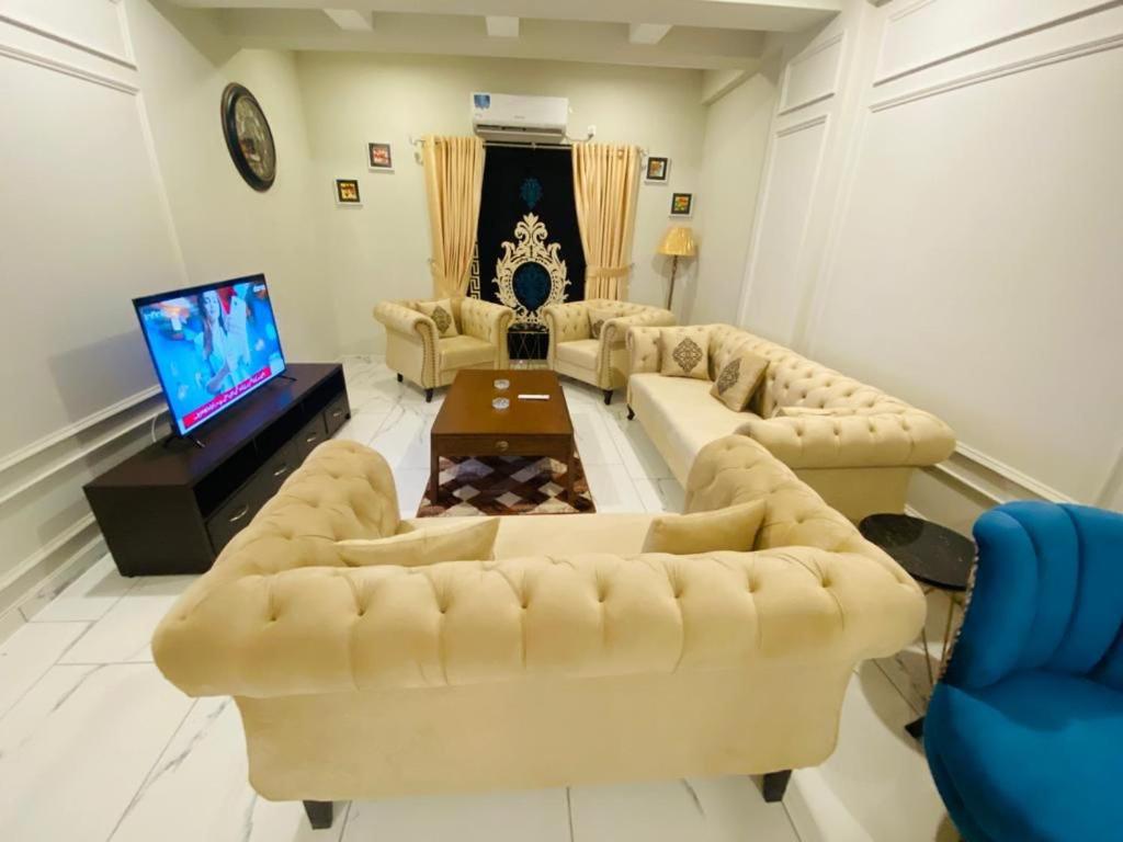 拉瓦尔品第Holidazzle Serviced Apartments Bahria Town的带沙发和平面电视的客厅