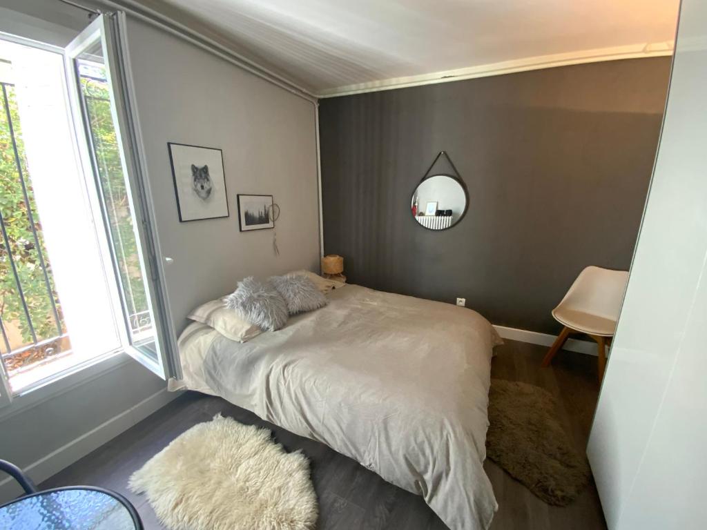 蒙彼利埃Belle chambre au calme centre Montpellier的一间小卧室,配有床和窗户