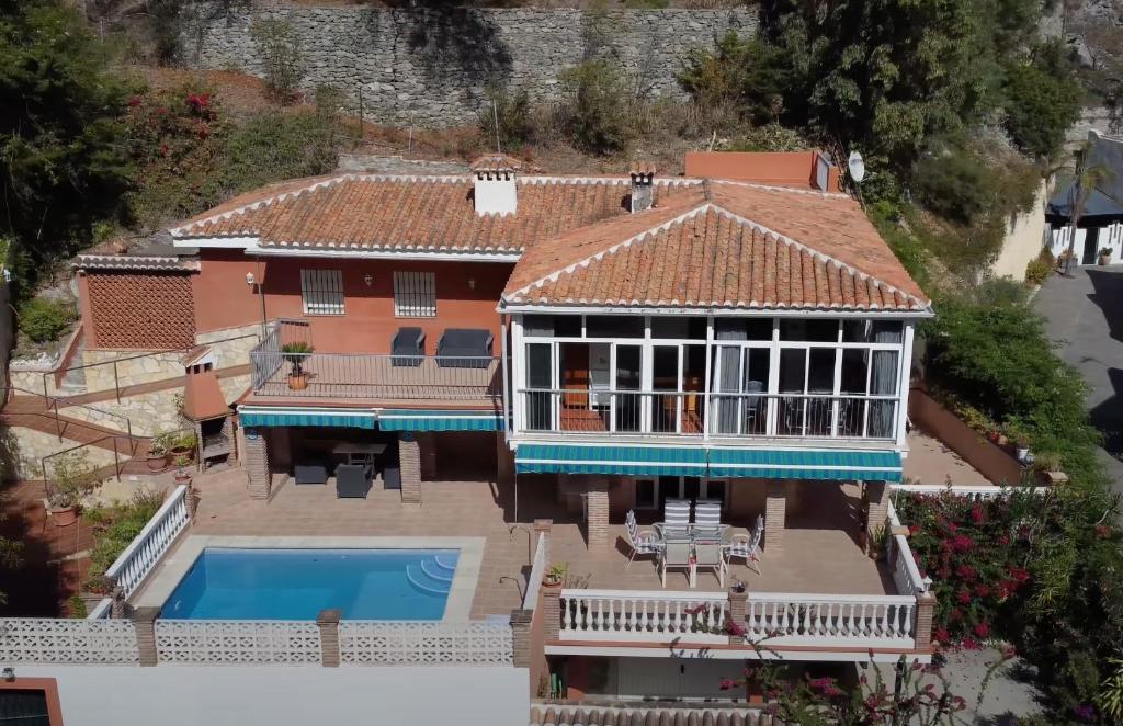 阿尔姆尼卡Espectacular casa en la playa con piscina privada的享有带游泳池的房屋的空中景致