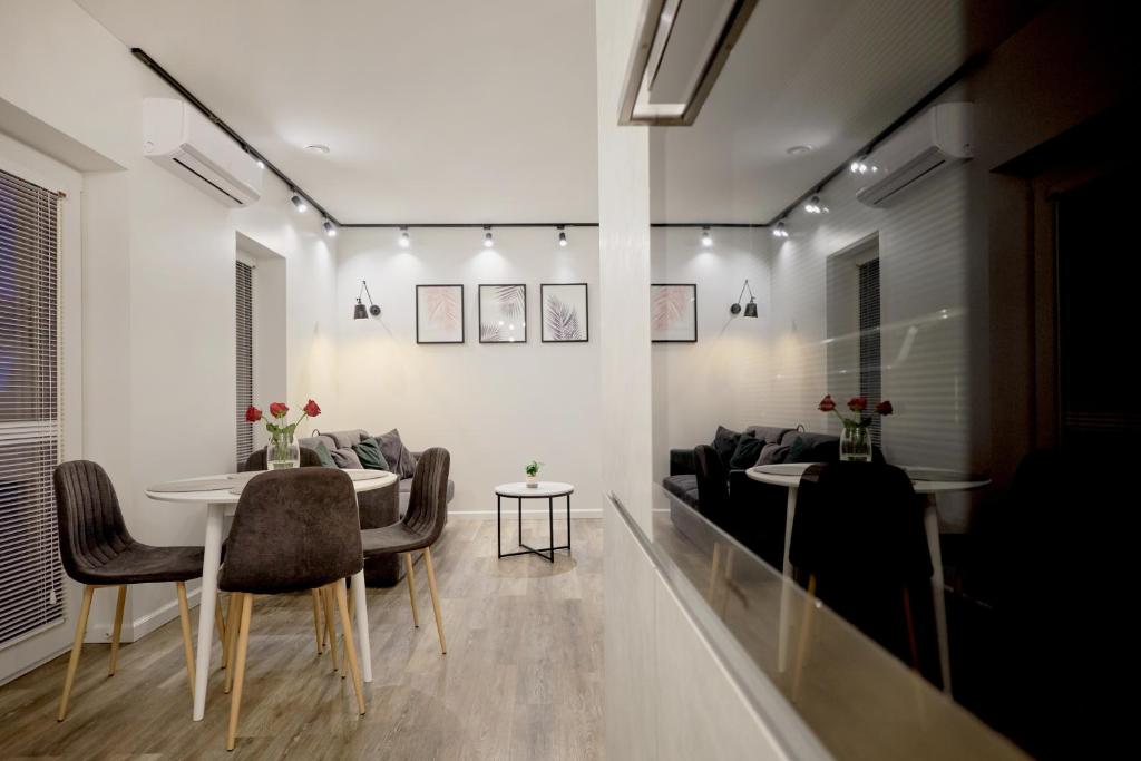 考纳斯Owls Hill Apartment的客厅配有桌子和沙发