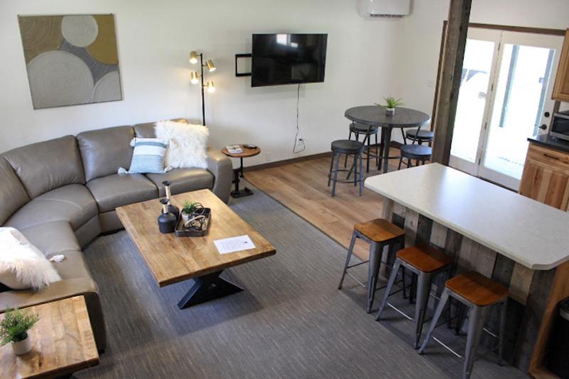 拉皮德城Cabin 6 at Horse Creek Resort的客厅配有沙发和桌子