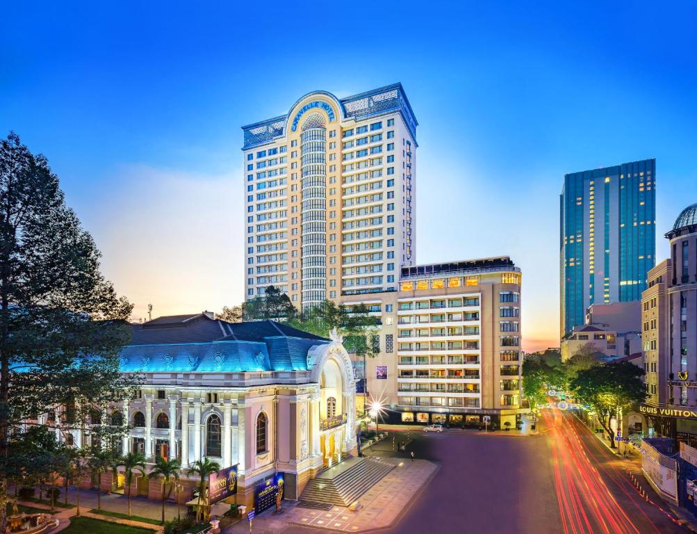 胡志明市卡拉维拉西贡酒店的一座位于城市中间的建筑,有高大的建筑