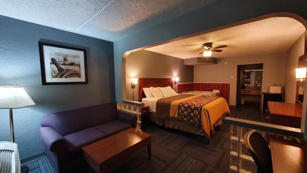 南帕诸岛South Padre Island Inn的配有床和沙发的酒店房间