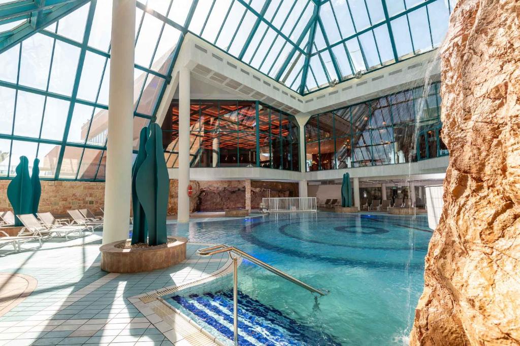 U Splash Resort Eilat内部或周边的泳池
