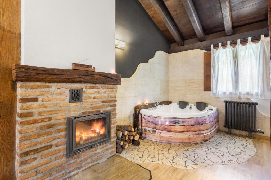 PanzaresCasa Senderuela的客厅设有壁炉和浴缸。