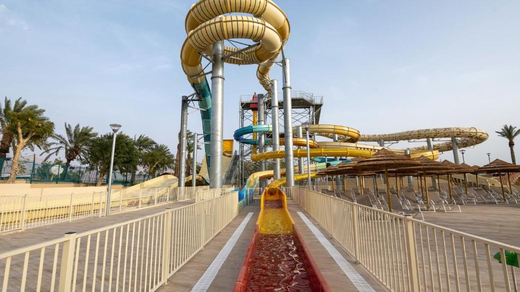 U Splash Resort Eilat内部或周边的泳池