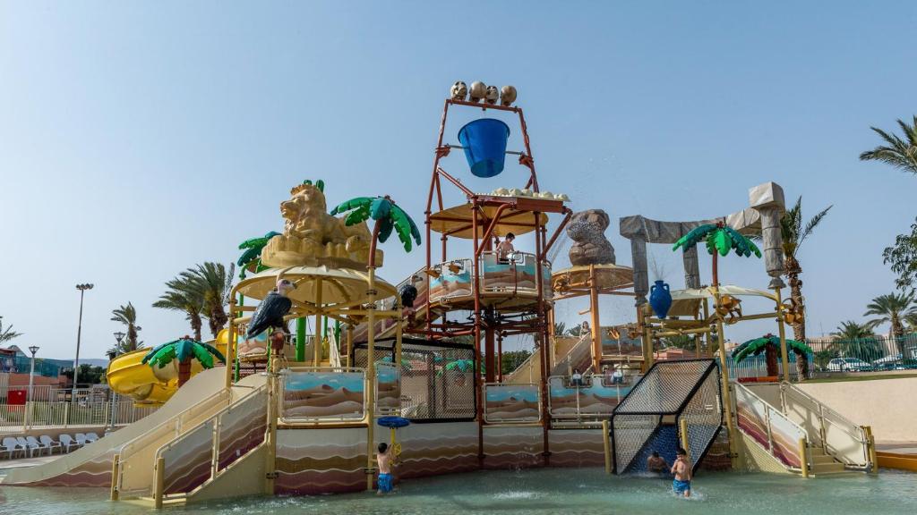 U Splash Resort Eilat内部或周边的泳池