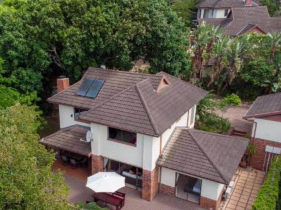 KelsoMarula Mews T17 Villa - Selborne Golf Estate的屋顶房屋的顶部景色