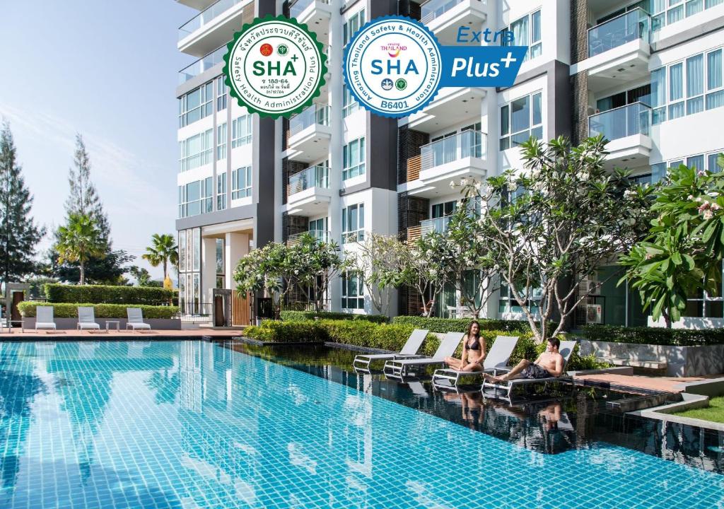 华欣First Choice Grand Suites Sha Plus Extra的新加坡沙希酒店的一个游泳池