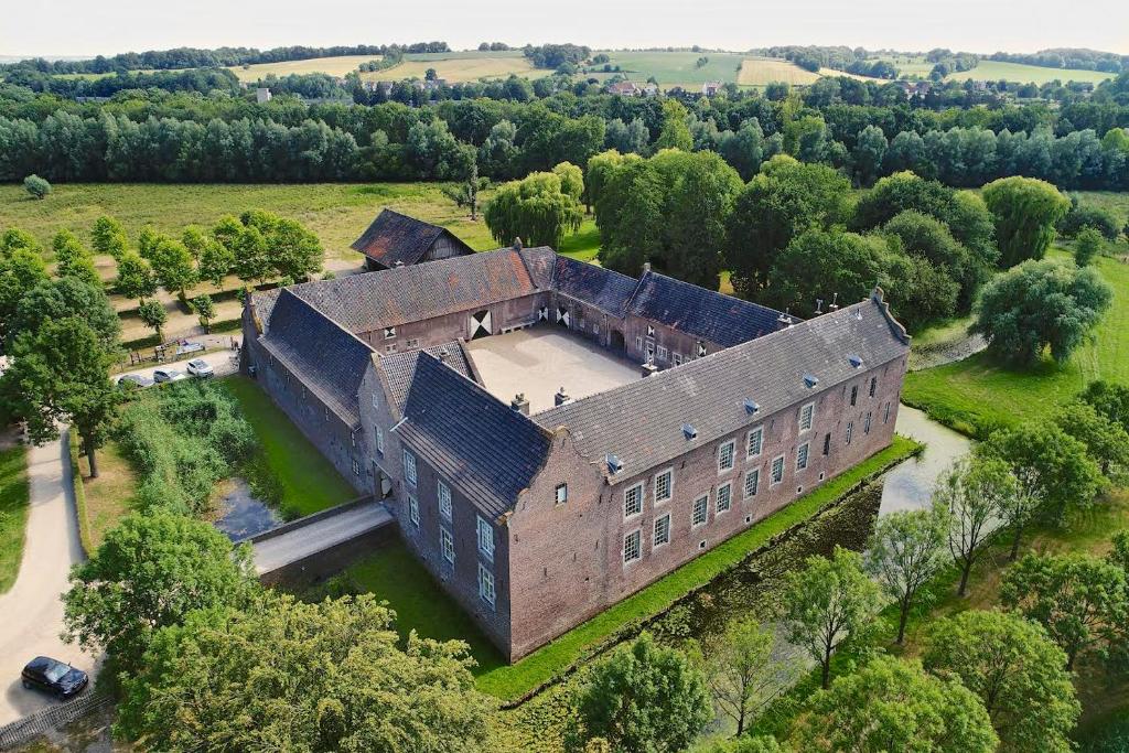 SchinnenLandgoed Kasteel Terborgh的地面上旧建筑的空中景观