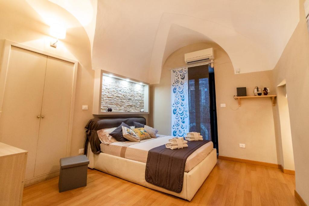 卡塔尼亚CentroCittà的一间带床的卧室,位于带窗户的房间内