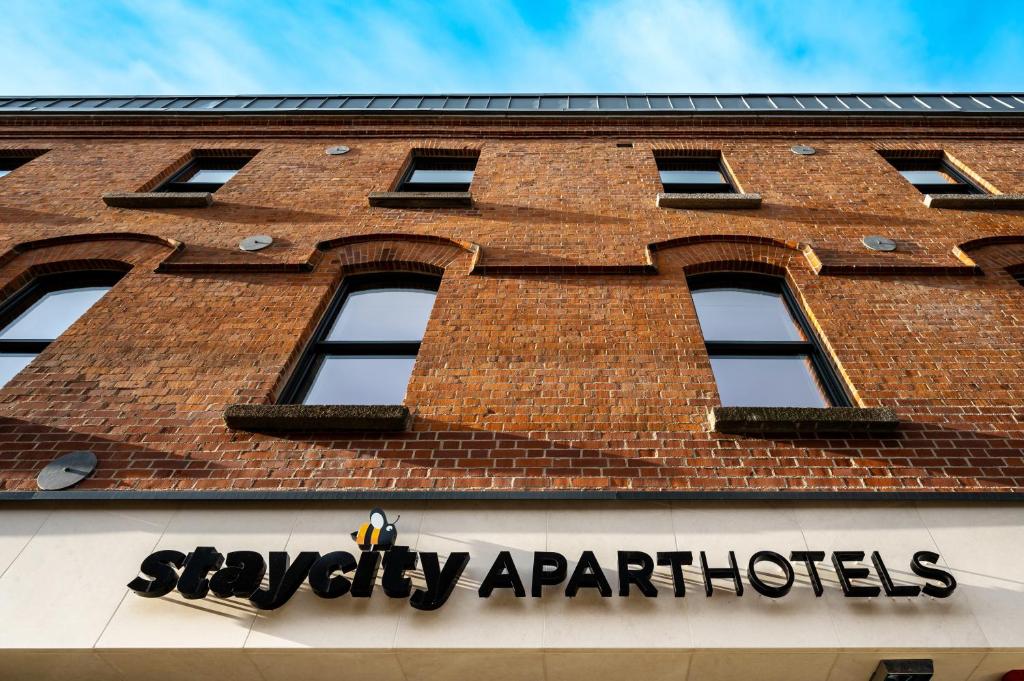 都柏林Staycity Aparthotels Dublin Tivoli的红砖建筑,上面有标志