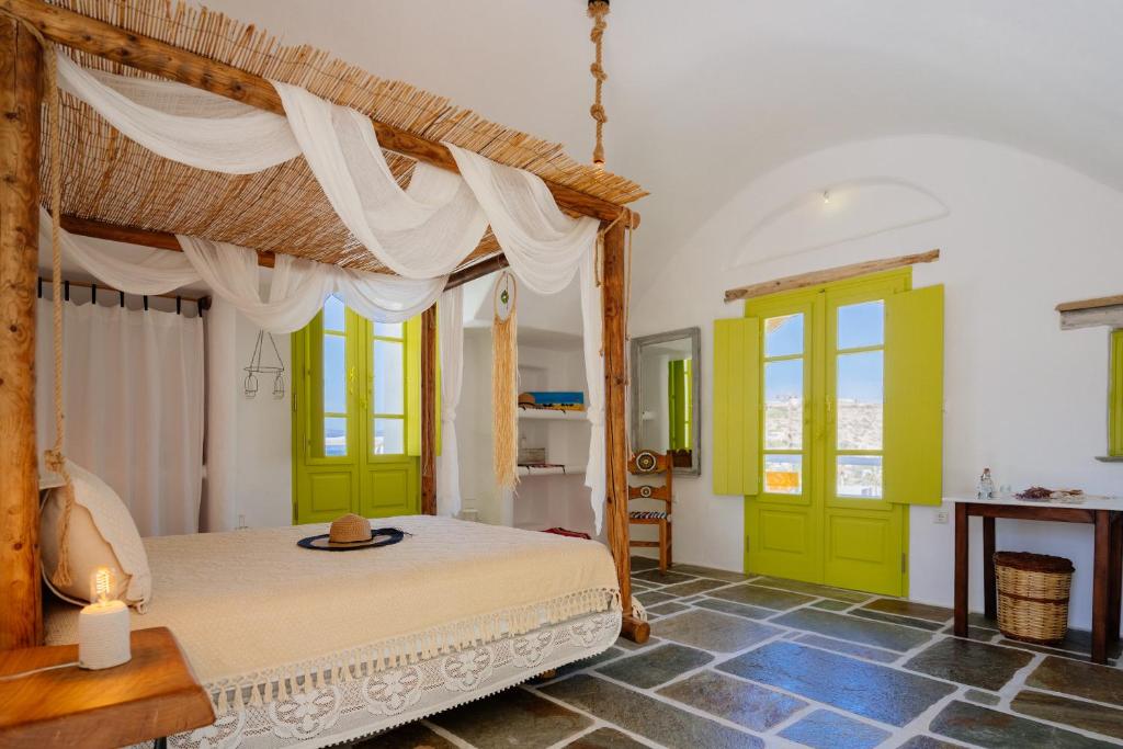 佐努萨岛Stenosa的一间卧室设有天蓬床和绿门。