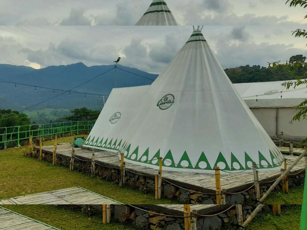 Cibitung 2Ciawitali Glamping的一组白人帐篷,背景是群山