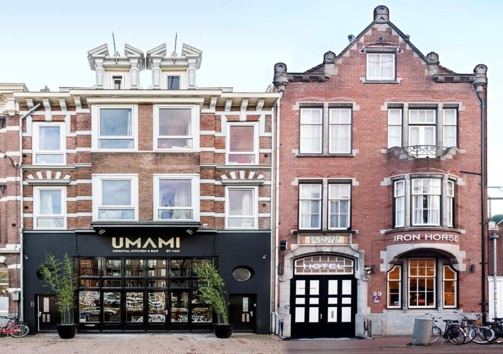 阿姆斯特丹Hotel Iron Horse Amsterdam的砖楼前的商店