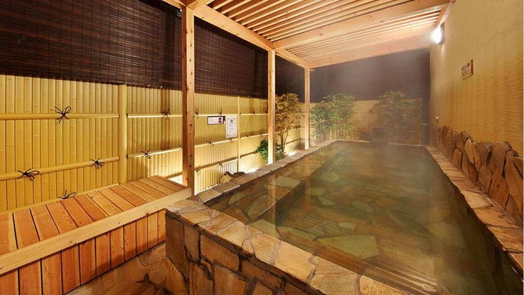 仙台仙台托普斯站西口胶囊旅馆的一座建筑物中央的游泳池