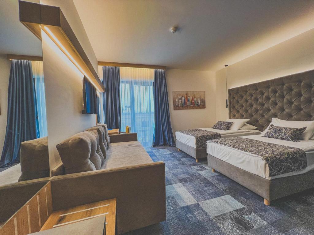 PrelogHotel Panorama的酒店客房设有两张床和大窗户。