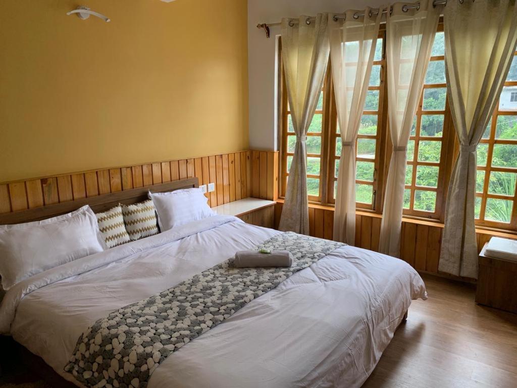 NamchiNOLINA BOUTIQUE HOMESTAY的卧室设有一张大床,设有窗户