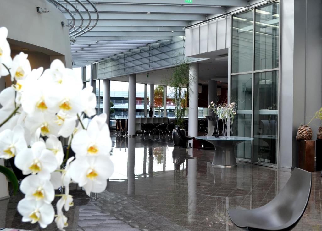 卑尔根卑尔根机场凯瑞酒店的前方白色花的建筑的大堂