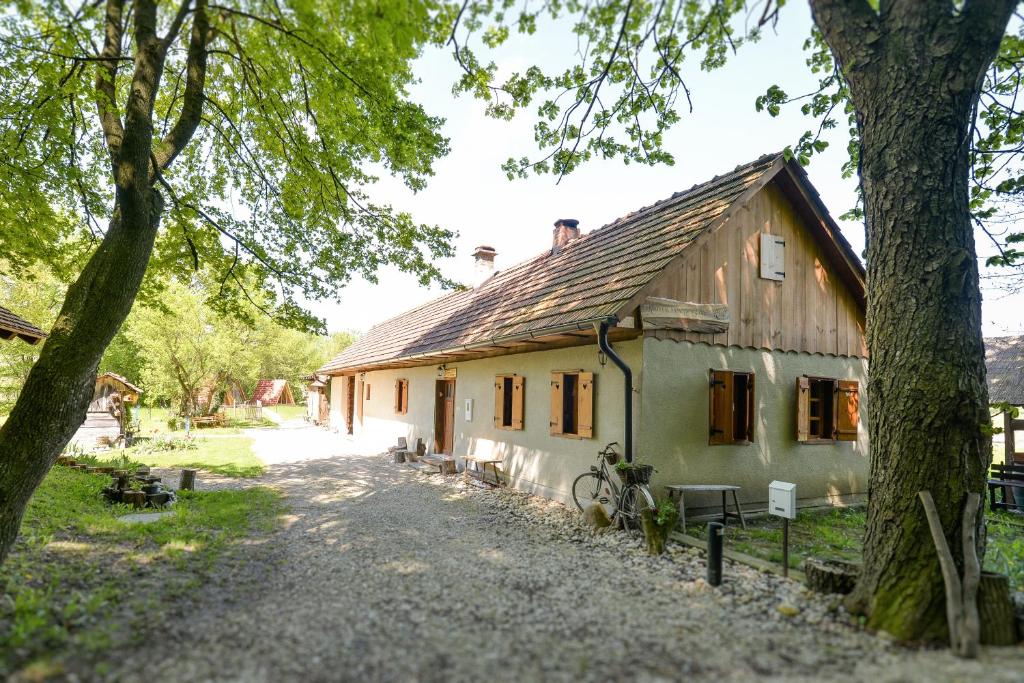 Veliki LovrečanRural Holiday Home "Rim" Ruralna kuća za odmor的旁边是一座有树和自行车的房子