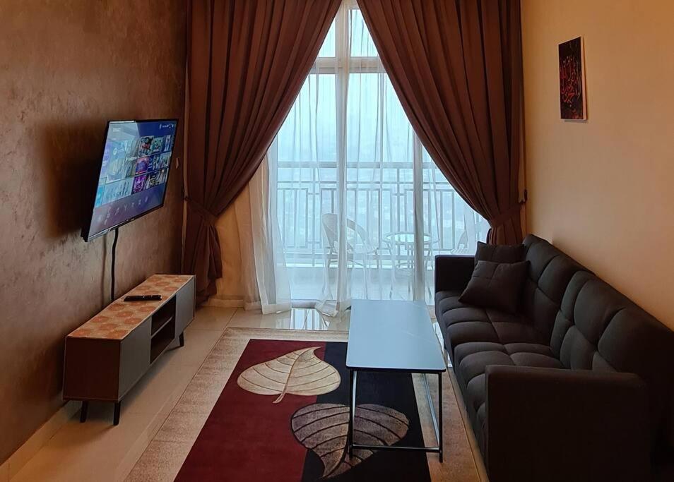 新山Eid SKS Habitat -Free Wifi Netflix, Larkin, Johor Bahru的带沙发和大窗户的客厅