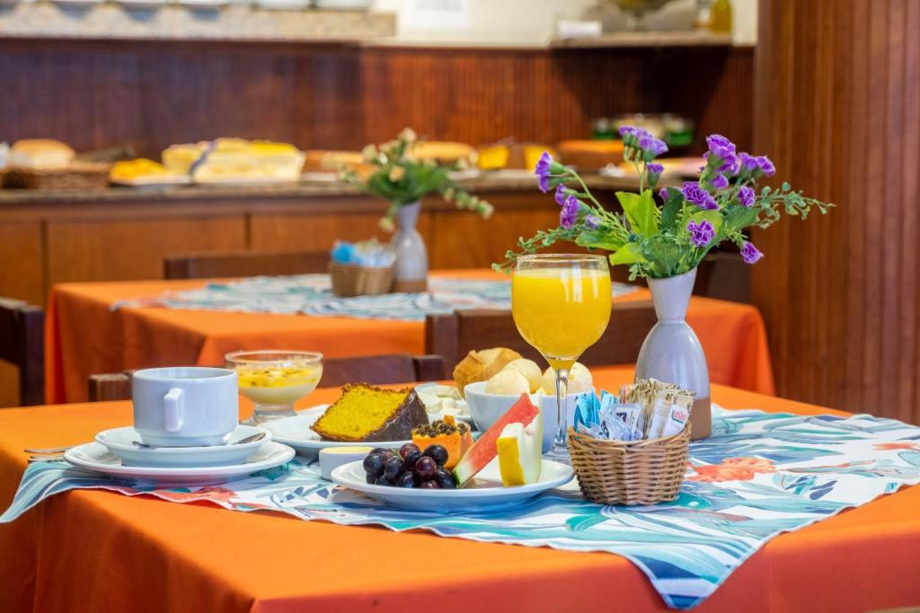 新弗里堡珠峰酒店的一张桌子,上面有橙色布桌,上面有食物和饮料