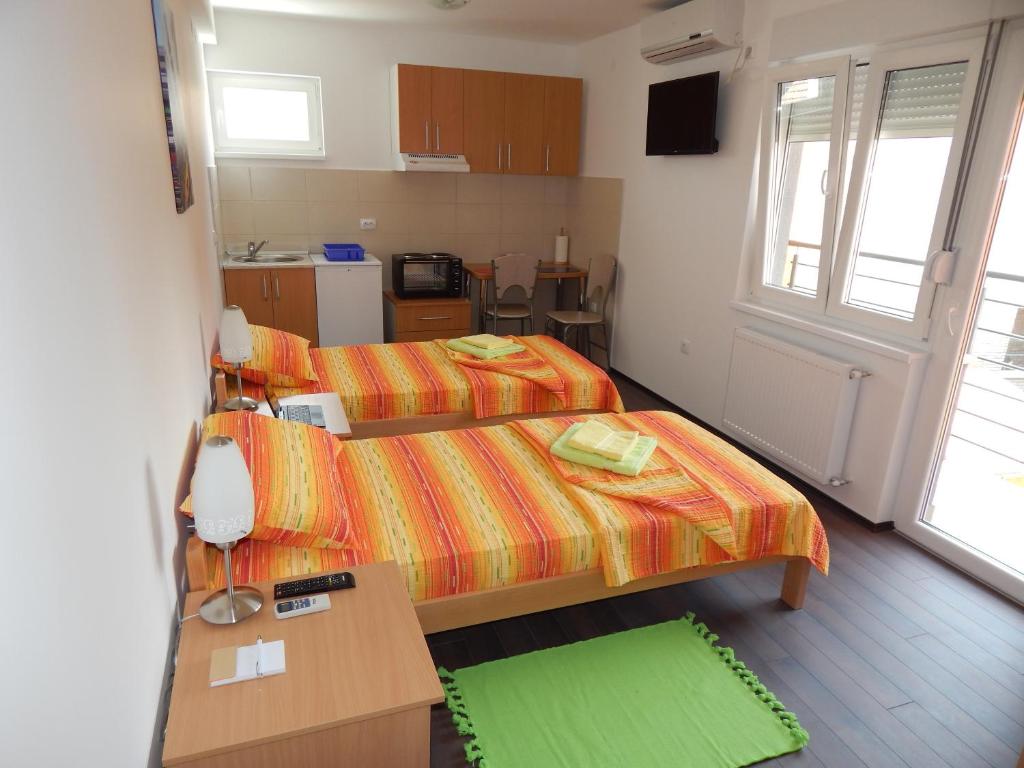 克拉古耶瓦茨Apartments Center KG的一间小房间,配有两张床和厨房
