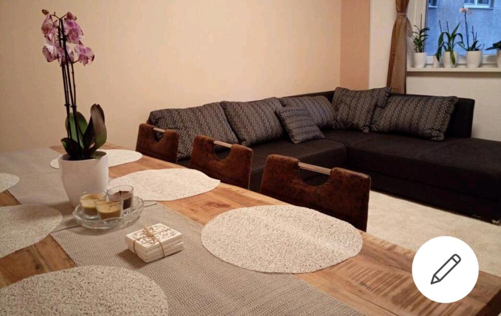 布达佩斯Apartment of Közraktár的客厅配有桌子和沙发